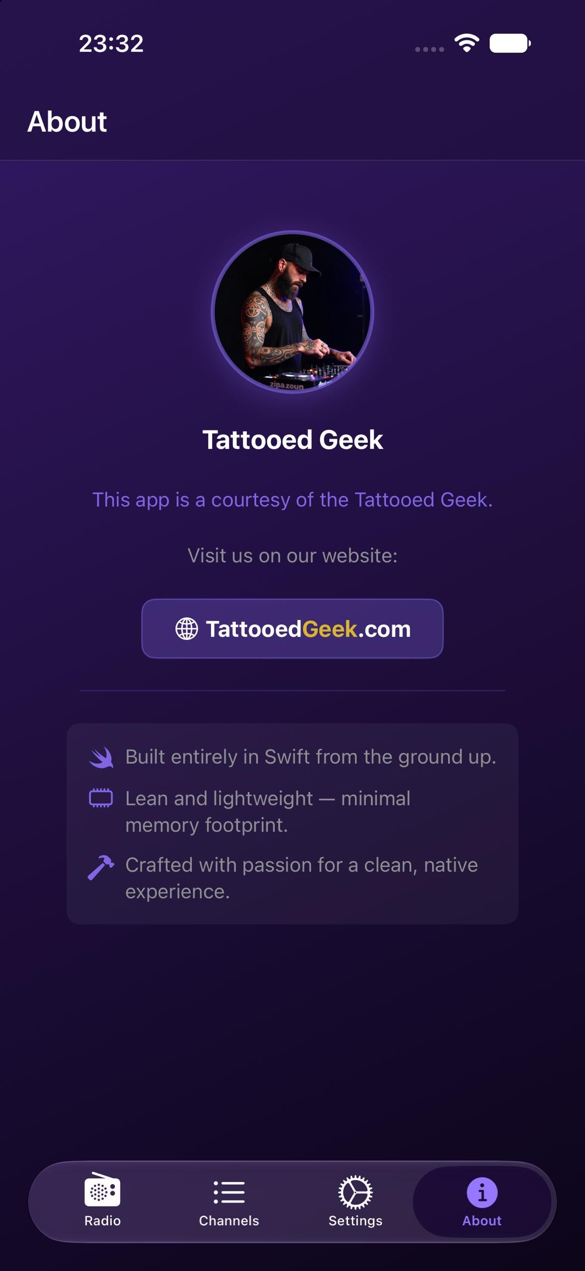 EasyRadio About Screen β Creator photo, website link, and app credits